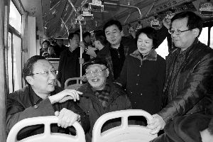 繆瑞林在車上與市民、乘委會委員交流 通訊員 卜照雪 攝