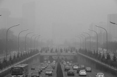 東三環(huán)農(nóng)展橋附近能見度很低。
