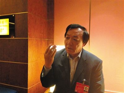 　昨日，在接受采訪時(shí)，何香久強(qiáng)調(diào)，大多公務(wù)員是勤勉工作的。