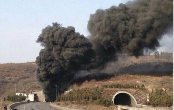 3月1日14時50分，山西，晉濟高速巖后隧道內(nèi)一輛拉煤車和一輛載有液態(tài)甲醇的車輛相撞爆炸。