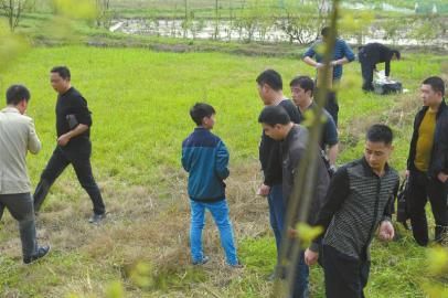 少年指認(rèn)藏槍地點(diǎn)。