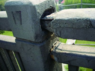 圖為大橋17號墩處橋面裂縫。梅建明 攝