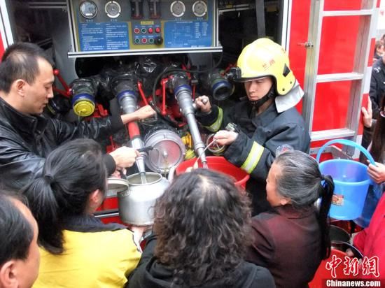 　4月11日，蘭州市自來(lái)水苯含量嚴(yán)重超標(biāo)，蘭州啟動(dòng)公共突發(fā)事件應(yīng)急機(jī)制，緊急調(diào)配安全水源在居民區(qū)投放，圖為消防隊(duì)給西固蘭玻西社區(qū)居民送來(lái)水，市民排隊(duì)取水。裴強(qiáng) 攝 圖片來(lái)源：東方IC 版權(quán)作品 請(qǐng)勿轉(zhuǎn)載