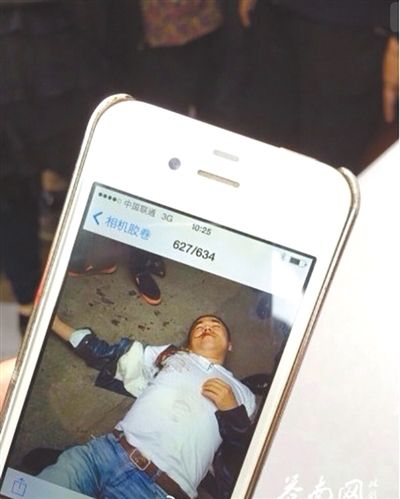 4月19日上午，目擊者拍到的黃祥拔被打現場圖片。網絡截圖