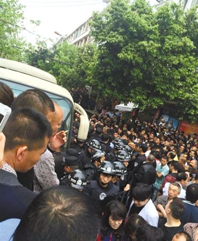 4月19日，蒼南縣靈溪鎮(zhèn)城管打人事件現場。網絡截圖