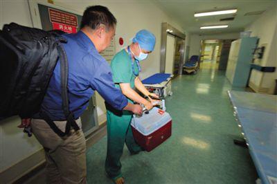 20∶55 活體心臟抵達(dá)安貞醫(yī)院手術(shù)室外交給醫(yī)生。