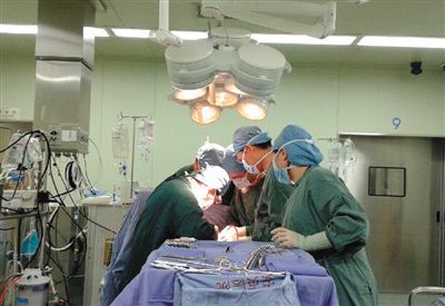 22∶30 手術(shù)正在緊張進(jìn)行中，著名心臟外科專家孟旭主任主刀。