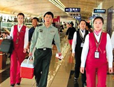 17∶25 南航工作人員引導(dǎo)陪運(yùn)醫(yī)務(wù)人員走快速登機(jī)通道。網(wǎng)絡(luò)截圖
