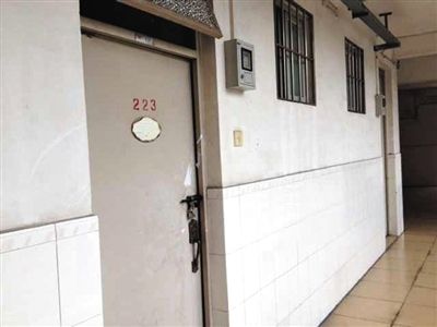 4月19日，中山大學(xué)一男生公寓樓二樓自殺研究生蔡潔挺的宿舍。門上的封條已被撕去。新京報(bào)記者 范春旭 攝