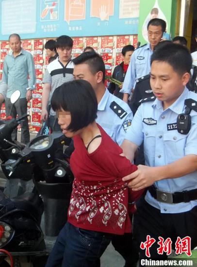  5月8日上午8時10分左右，江西省撫州市黎川縣日峰鎮(zhèn)家家樂超市發(fā)生一起持刀傷人案件。