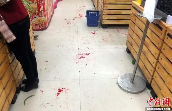   5月8日上午8時10分左右，江西省撫州市黎川縣日峰鎮(zhèn)家家樂超市發(fā)生一起持刀傷人案件。