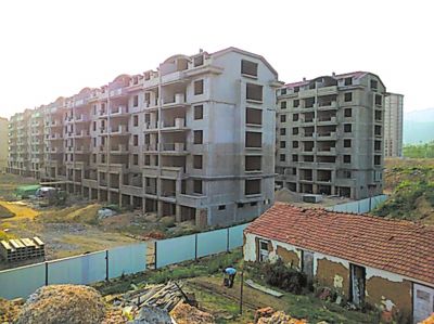 住宅樓的外立面還未裝修，但據(jù)售樓處工作人員介紹，第一批開盤已經(jīng)賣掉了99套。