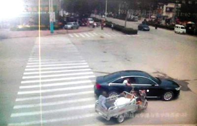 23日中午，陳母被突然噴毒。新京報記者 王瑞鋒 攝