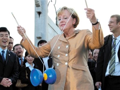 2007年8月27日，北京，默克爾正在玩扯鈴。