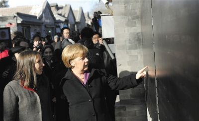 2012年2月2日，北京，默克爾來(lái)到南鑼鼓巷游覽。