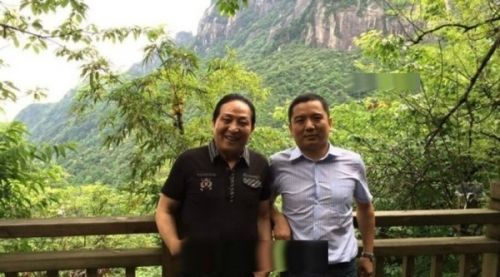 王林開(kāi)心與人合影