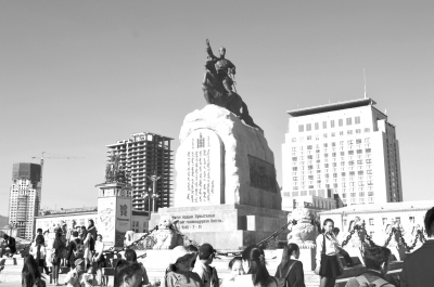 　圖為烏蘭巴托市成吉思汗廣場(chǎng)一角。 馬振華攝