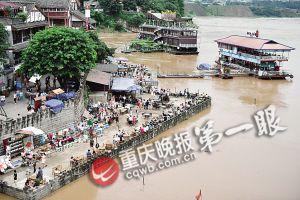 沙坪壩區(qū)磁器口，江水逼近休閑平臺。