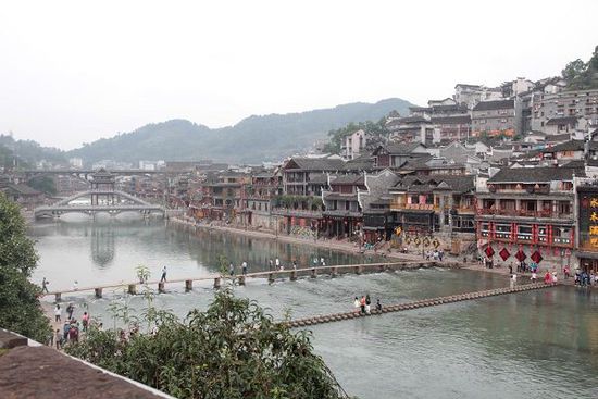 鳳凰古城以被吐槽七次高居最想吐槽榜榜首，而這七次吐槽全部來自在鳳凰古城隨機(jī)采訪的10名游客中。