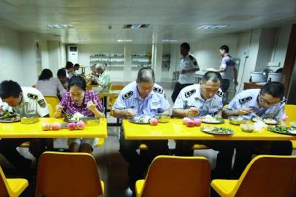 廣州城管被老婆嫌工資低 轉(zhuǎn)行做小販月入2萬(圖) 廣州城管被老婆嫌工資低 轉(zhuǎn)行做小販月入2萬(圖)