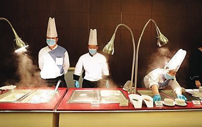 　工作人員在餐廳忙碌。（網絡圖片）