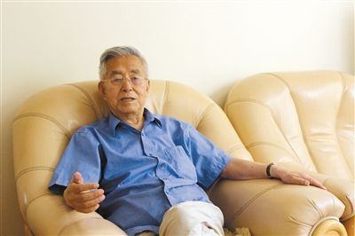 楊維駿 歷任云南省政協(xié)副主席等職。89歲高齡的楊維駿為12名失地農(nóng)民代表開道，到云南省政協(xié)反映問題。