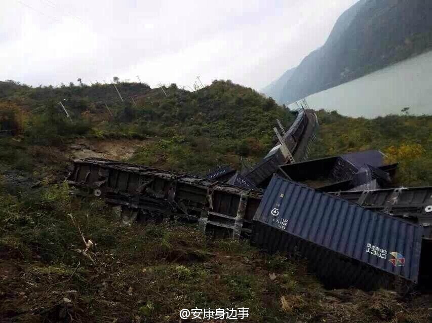 襄渝鐵路旬陽至棕溪上行線發(fā)生山體塌方，致使75228次貨物列車8節(jié)車廂脫線。圖片來源于網(wǎng)絡(luò)
