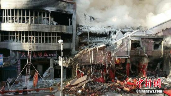 2015年1月3日，哈爾濱市道外區(qū)太古街著火塌方現(xiàn)場，火又燒了起來