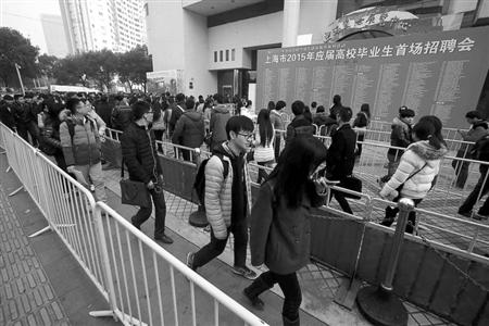 昨天的應(yīng)屆生招聘會,舉辦方上海國際展覽中心配備了足夠的警力、安保和工作人員，整個排隊隊伍被分割成數(shù)段