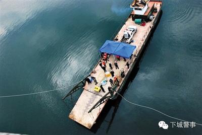 為搜尋深水沉尸，杭州警方租用的船只在水面作業(yè)。本版圖片/杭州警方提供