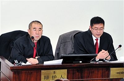 1月5日，呼市中院審理趙志紅案。律師謝飛（左）和張瑞軍（右）出庭為趙志紅辯護(hù)。