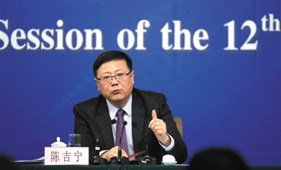 昨日，十二屆全國人大三次會議新聞中心，環(huán)保部部長陳吉寧回答中外記者提問。新京報(bào)記者 陳杰 攝