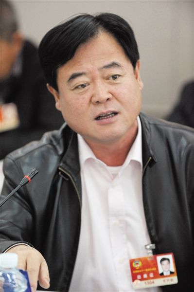 　政協(xié)委員、中國(guó)通用技術(shù)集團(tuán)董事長(zhǎng)賀同新稱，按照2014年的數(shù)字，他的薪水下降了近50%。圖/CFP