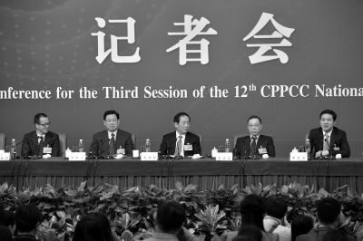 昨日，政協(xié)十二屆三次會議舉行記者會，五位嘉賓回答中外記者提問。京華時報記者王海欣攝