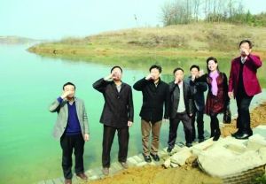 活動(dòng)儀式現(xiàn)場，一眾人舀起漳河水直接喝下