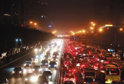 昨晚，因沙塵暴導(dǎo)致能見度低，長(zhǎng)安街嚴(yán)重堵車。