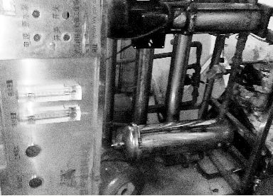 漢陽某無證水廠使用的破舊設(shè)備。