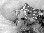 食藥監(jiān)執(zhí)法人員封存了無證水廠的假商標(biāo)。