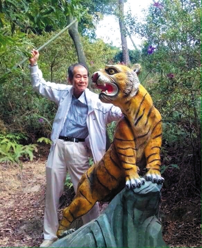 2015年1月10日，區(qū)少坤到廣東肇慶九龍湖游玩，拍攝打虎圖。