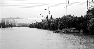6月28日，南京暴雨致云臺山河漫堤，祿口機場高速雙向封閉 供圖/CFP