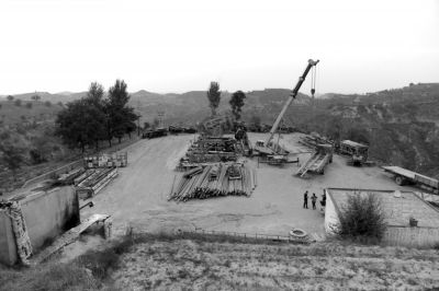 處延長(zhǎng)石油的油井。