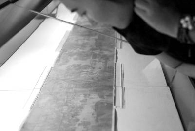 一名觀眾俯身細(xì)看《清明上河圖》。 京華時(shí)報(bào)記者王海欣攝