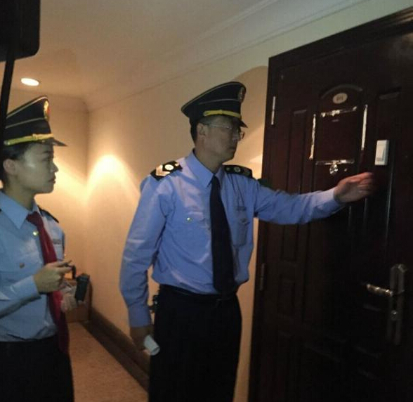 青島市衛(wèi)生監(jiān)督所的工作人員在郝愛勇診所執(zhí)法。