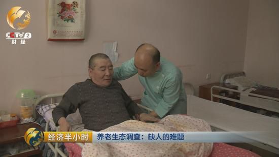 每天凌晨5點(diǎn)多，老姜就起床。幫老人挨個(gè)洗臉，口腔護(hù)理，換尿墊，擦身。