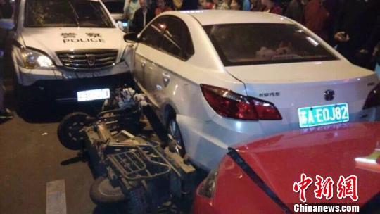 網友上傳的現(xiàn)場事故圖片。 網友拍圖 攝