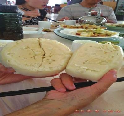 在參加山西游行程中，體驗(yàn)員發(fā)現(xiàn)團(tuán)餐中的饅頭已經(jīng)發(fā)霉。視頻截圖