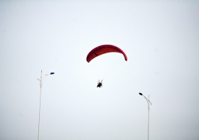 10月25日下午，動(dòng)力傘從一對(duì)路燈上空飛過