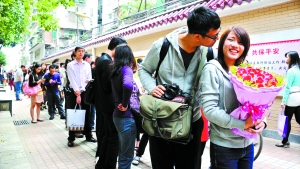 2011年11月11日，越秀區(qū)民政局，登記結(jié)婚的隊伍排了足有一百米長（資料圖片）?！∮浾唿S澄鋒攝