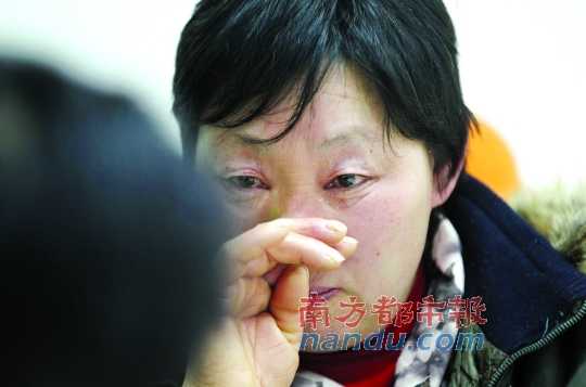 　　聽聞判決結(jié)果，被害人母親楊書會控制不住眼淚。南都記者徐文閣攝