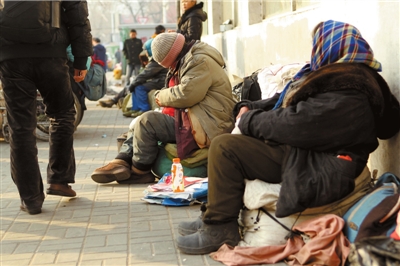 昨天，仍有流浪人員在路邊居留。本報記者譚青攝/視頻